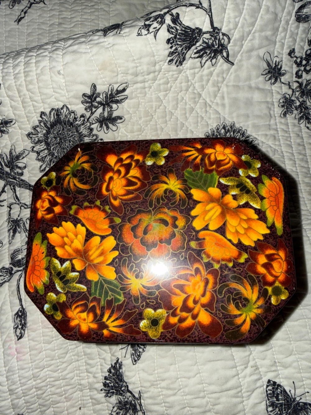 Tin container floral England VTG